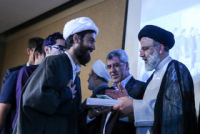 عکس/ مدال آوران بسیجی در المپیاد علمی کشوری و جهانی مدال را به مقام معظم رهبری اهدا کردند