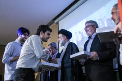 عکس/ مدال آوران بسیجی در المپیاد علمی کشوری و جهانی مدال را به مقام معظم رهبری اهدا کردند