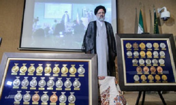عکس/ مدال آوران بسیجی در المپیاد علمی کشوری و جهانی مدال را به مقام معظم رهبری اهدا کردند