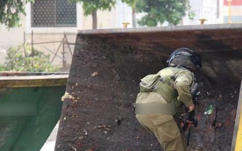 پنهان شدن صهیونیست در سطل زباله