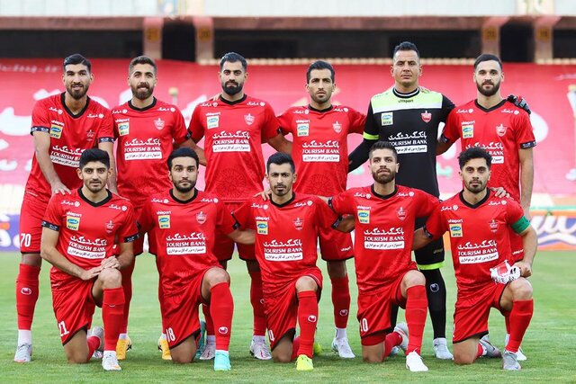 فیلم/ لحظه اهدای جام قهرمانی به تیم پرسپولیس