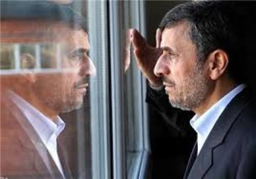  احمدی‌ نژاد پاشنه کفش‌ هایش را بالا کشید