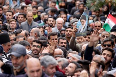 ازدحام دیدنی در اطراف خودرو رئیسی