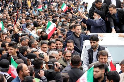 ازدحام دیدنی در اطراف خودرو رئیسی