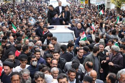 ازدحام دیدنی در اطراف خودرو رئیسی