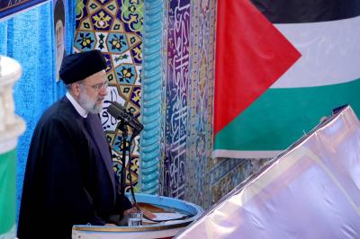 ازدحام دیدنی در اطراف خودرو رئیسی