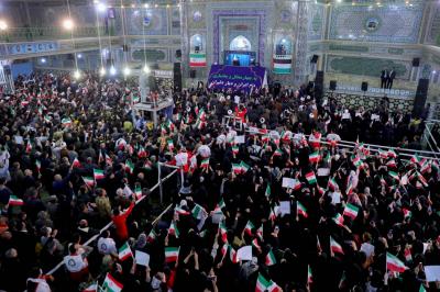 ازدحام دیدنی در اطراف خودرو رئیسی