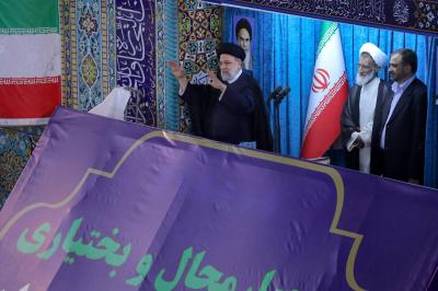 ازدحام دیدنی در اطراف خودرو رئیسی