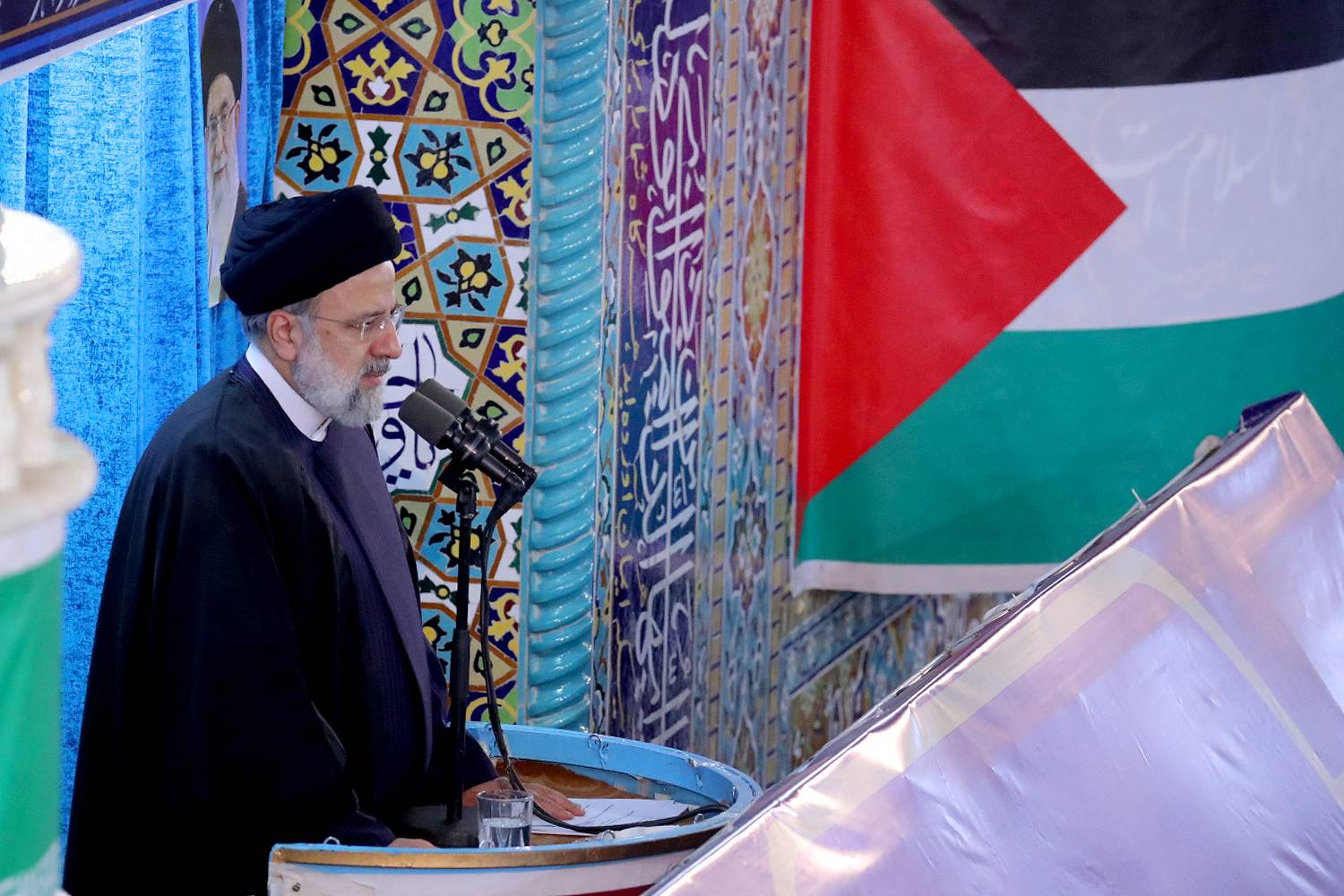 ازدحام دیدنی در اطراف خودرو رئیسی