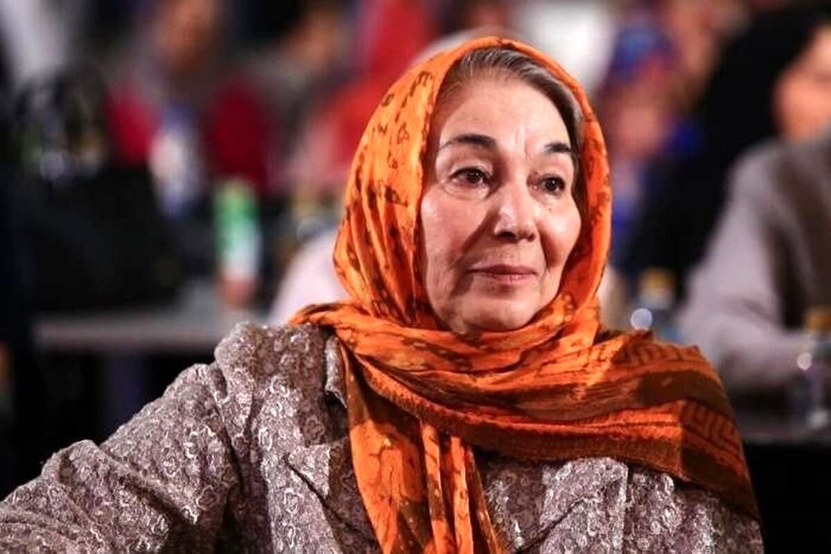  نصب عکس پروانه معصومی بر سردر مسجد بلال 
