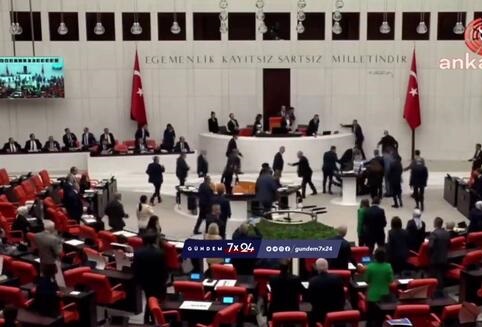 بیهوش شدن نماینده مجلس ترکیه هنگام سخنرانی