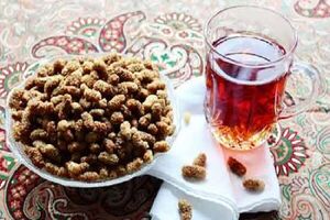  مضرات خوردن چای با توت و خرما