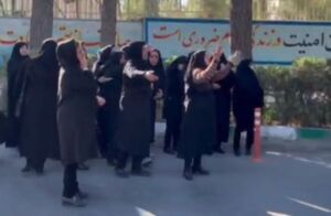  فیلم/ بی‌تابی مادران شهدای انتظامی شهرستان راسک