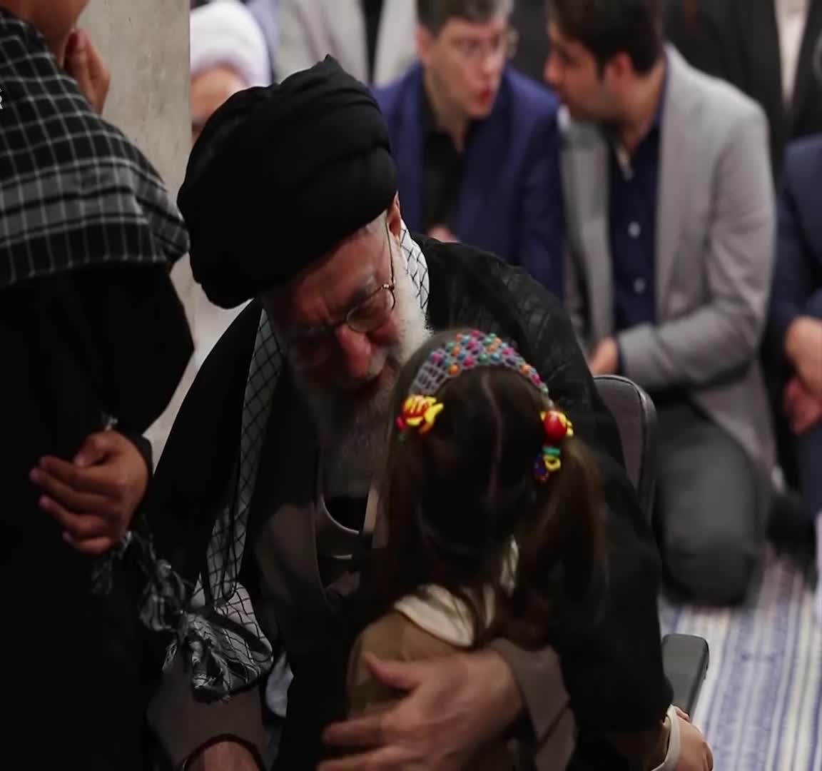 ماجرای درخواست عمامه صورتی از رهبرانقلاب
