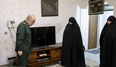 دیدار فرمانده کل سپاه با خانواده شهید عطایی+عکس