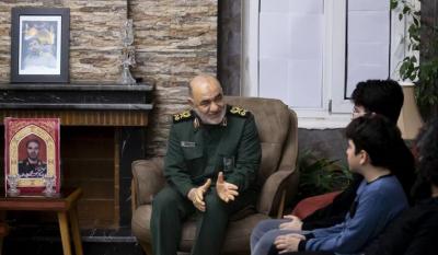 دیدار فرمانده کل سپاه با خانواده شهید عطایی+عکس