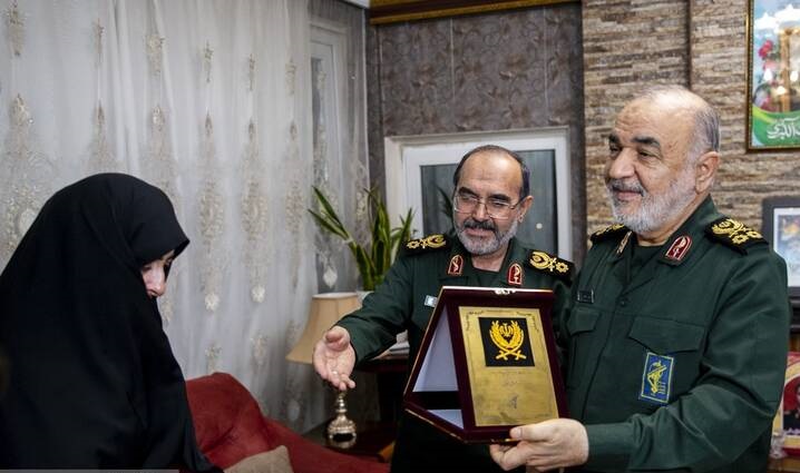 دیدار فرمانده کل سپاه با خانواده شهید عطایی+عکس