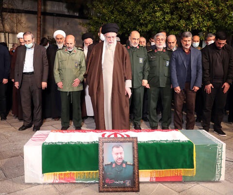  فیلم/ اقامه نماز رهبر انقلاب بر پیکر شهید سید رضی موسوی