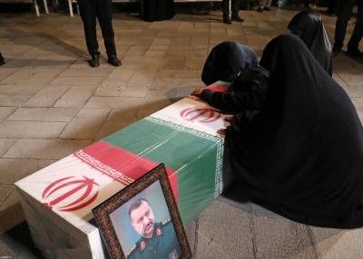 اقامه نماز رهبر انقلاب بر پیکر شهید سید رضی+عکس