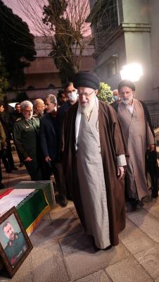 اقامه نماز رهبر انقلاب بر پیکر شهید سید رضی+عکس