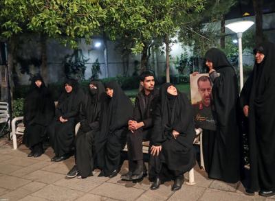 اقامه نماز رهبر انقلاب بر پیکر شهید سید رضی+عکس