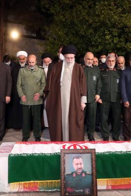 اقامه نماز رهبر انقلاب بر پیکر شهید سید رضی+عکس