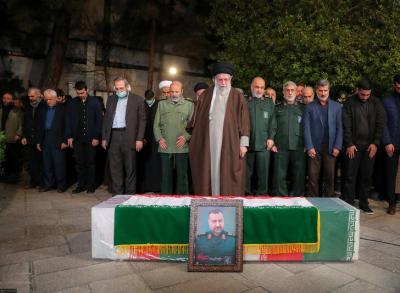 اقامه نماز رهبر انقلاب بر پیکر شهید سید رضی+عکس