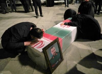 اقامه نماز رهبر انقلاب بر پیکر شهید سید رضی+عکس