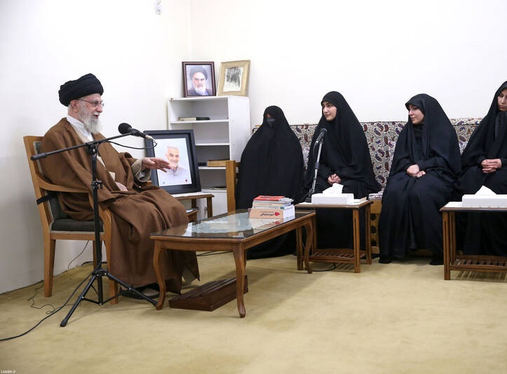  رهبر انقلاب در دیدار خانواده شهیدسلیمانی: باید خط تقویت جبهه مقاومت همچنان ادامه یابد 