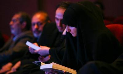 فرزندان سردار سلیمانی کتاب در دست
