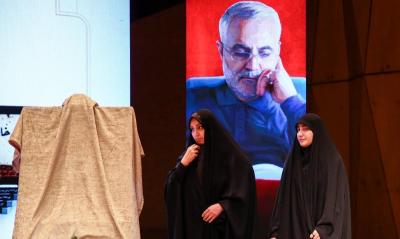 فرزندان سردار سلیمانی کتاب در دست