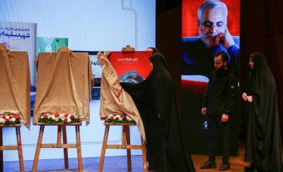 فرزندان سردار سلیمانی کتاب در دست