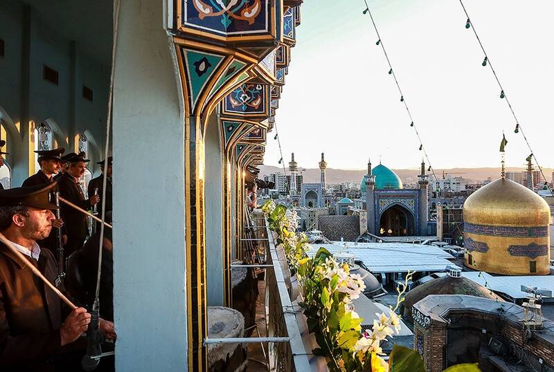 فیلم/ نقاره زنی حرم رضوی در شب میلاد امام باقر(ع)