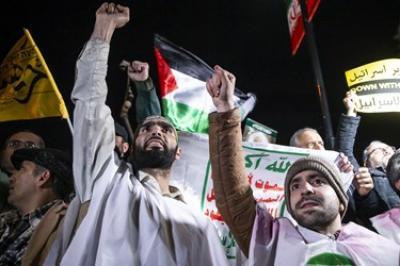 تجمع مردم مقابل سفارت انگلیس