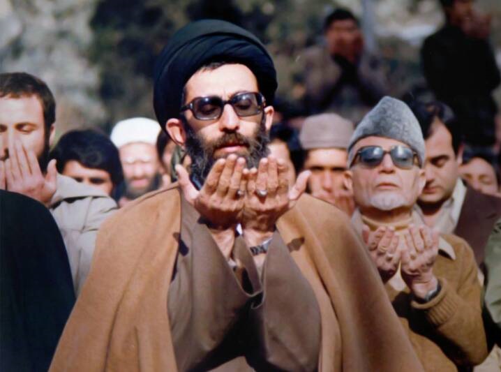 نخستین نماز جمعه به امامت آیت الله خامنهای نخستین نماز جمعه به امامت آیت الله خامنهای
