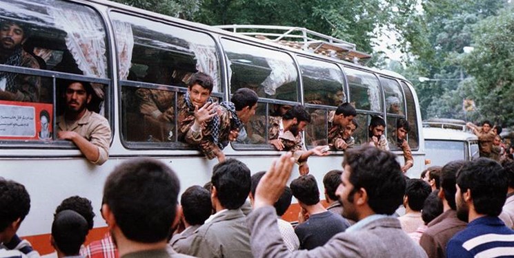 شهید رضا قندالی شیشه عطرش را کف دست همه رزمنده‌ها می‌مالید و صلوات می‌فرستاد