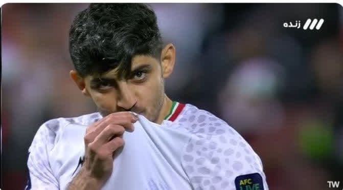 بوسیدن پرچم یک عادت قشنگ است