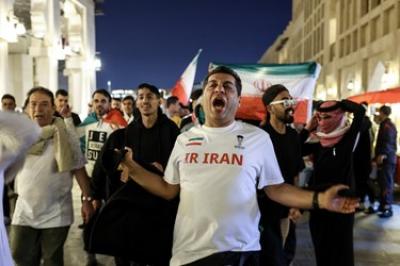 شادی ایرانی‌ها پس از برد برابر ژاپن در بازار دوحه