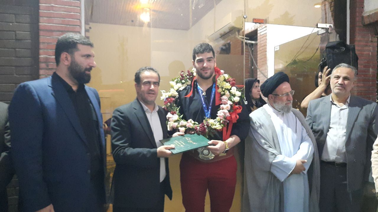 کشتی گیری که براندازها را سوزانده