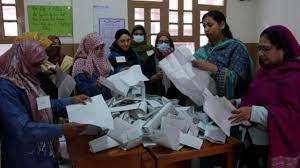 حزب عمران‌خان برتری قاطع خود در انتخابات را اعلام کرد