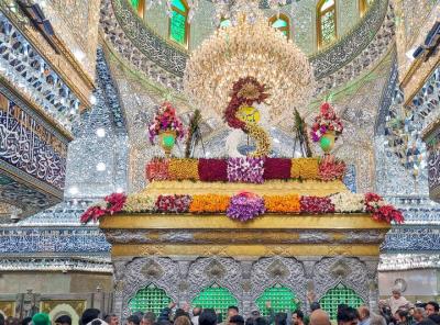 عکس/ گل آرایی ضریح مطهر امام حسین علیه‌السلام در سوم شعبان