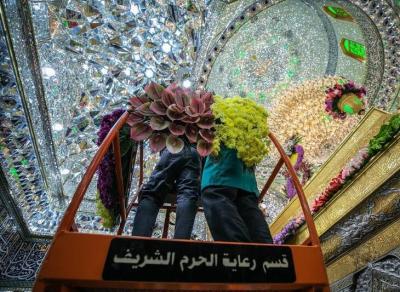 عکس/ گل آرایی ضریح مطهر امام حسین علیه‌السلام در سوم شعبان
