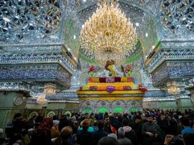 عکس/ گل آرایی ضریح مطهر امام حسین علیه‌السلام در سوم شعبان