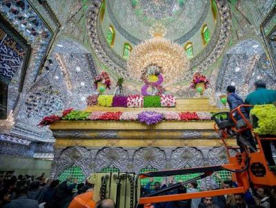 عکس/ گل آرایی ضریح مطهر امام حسین علیه‌السلام در سوم شعبان