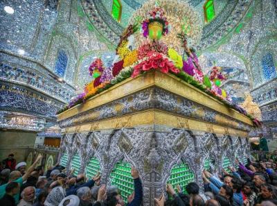 عکس/ گل آرایی ضریح مطهر امام حسین علیه‌السلام در سوم شعبان