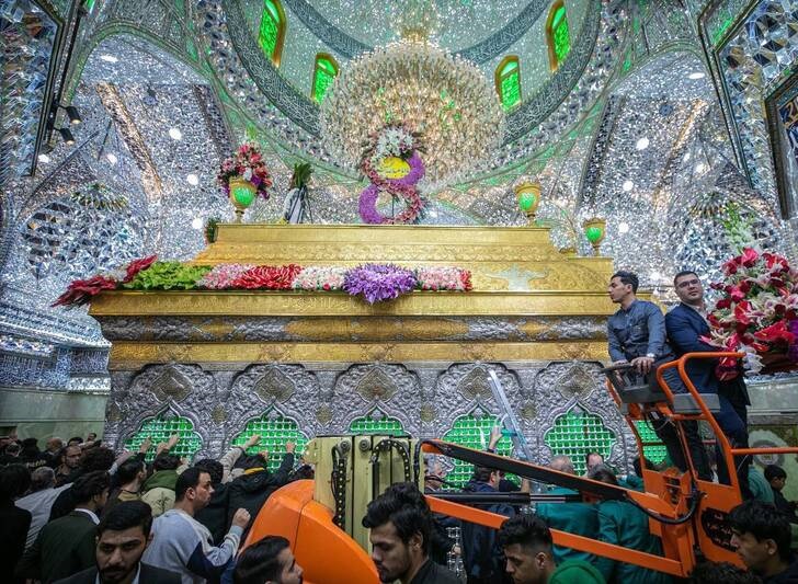 عکس/ گل آرایی ضریح مطهر امام حسین علیه‌السلام در سوم شعبان