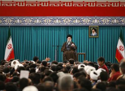 تصاویر دیدار جمعی از رأی اولی‌ها و خانواده‌های شهدا با رهبر انقلاب