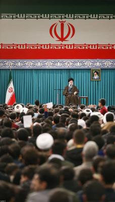 تصاویر دیدار جمعی از رأی اولی‌ها و خانواده‌های شهدا با رهبر انقلاب