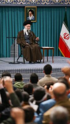 تصاویر دیدار جمعی از رأی اولی‌ها و خانواده‌های شهدا با رهبر انقلاب