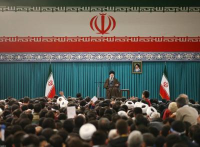 تصاویر دیدار جمعی از رأی اولی‌ها و خانواده‌های شهدا با رهبر انقلاب
